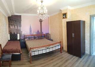 Гостевой дом Guest House Rustaveli Кобулети Трехместный номер с общей ванной комнатой-3