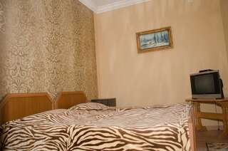 Гостевой дом Guest House Rustaveli Кобулети Двухместный номер с 2 отдельными кроватями и ванной комнатой-9